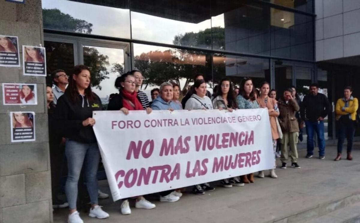 Concentración ante el Palacio de Justicia de Arrecife pidiendo justicia para Romina Celeste.