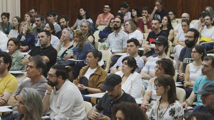 Centenares de opositores prestaron atención a la presentación de los exámenes.