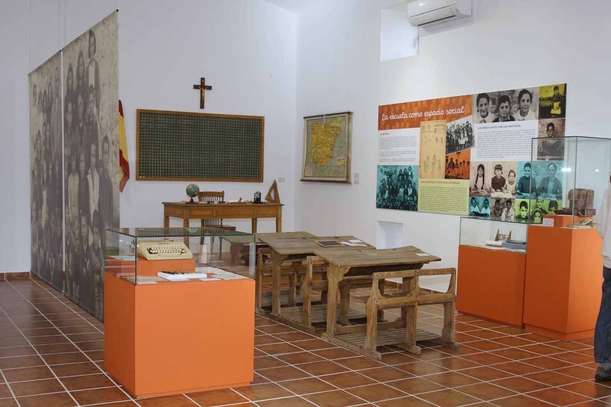 Museo en homenaje a la escuela rural y a la enciclopedia Álvarez.