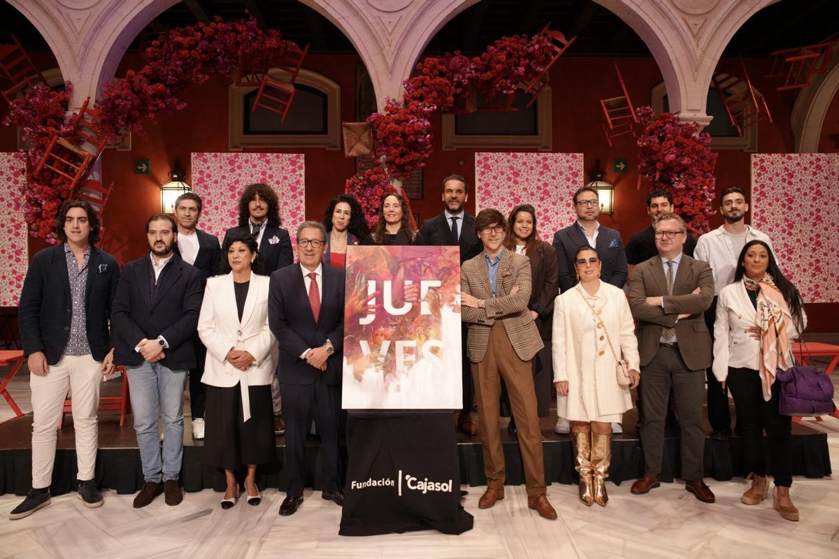 Foto de familia de los artistas que participarán en la nueva edición de los Jueves Flamencos 2026.