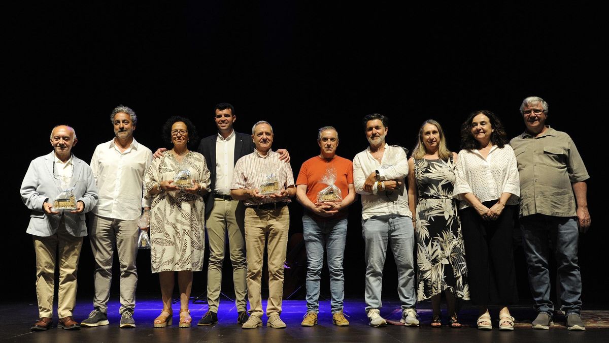 Los homenajeados posan con el detalle del Concello de A Estrada.