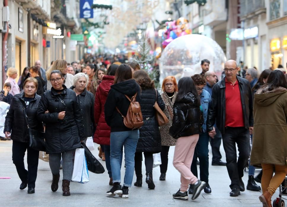 La fiebre del "Black Friday" y las luces navideñas colapsan el centro de Vigo