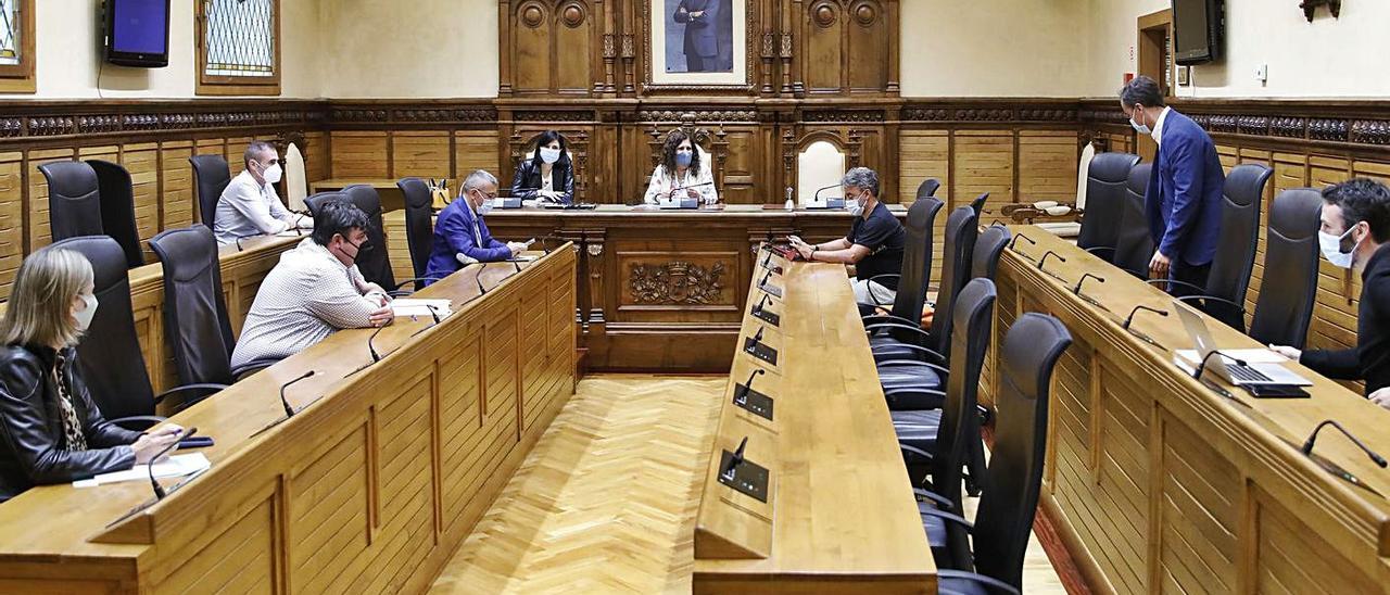 Marina Pineda, edil del PSOE, preside la comisión especial del pozo de tormentas junto a la secretaria municipal Inmaculada Fernández Gancedo. En el salón, y de izquierda a derecha, Laura Hurlé (Vox), Pelayo Barcia (Foro), Rubén Pérez Carcedo y José Carlos Fernández Sarasola (Ciudadanos), José Ramón Tuero y Olmo Ron (PSOE y Juan Chaves (Podemos). Posteriormente, se sumaron Salomé Díaz Toral (PSOE) y Ángeles Fernández-Ahúja (PP).