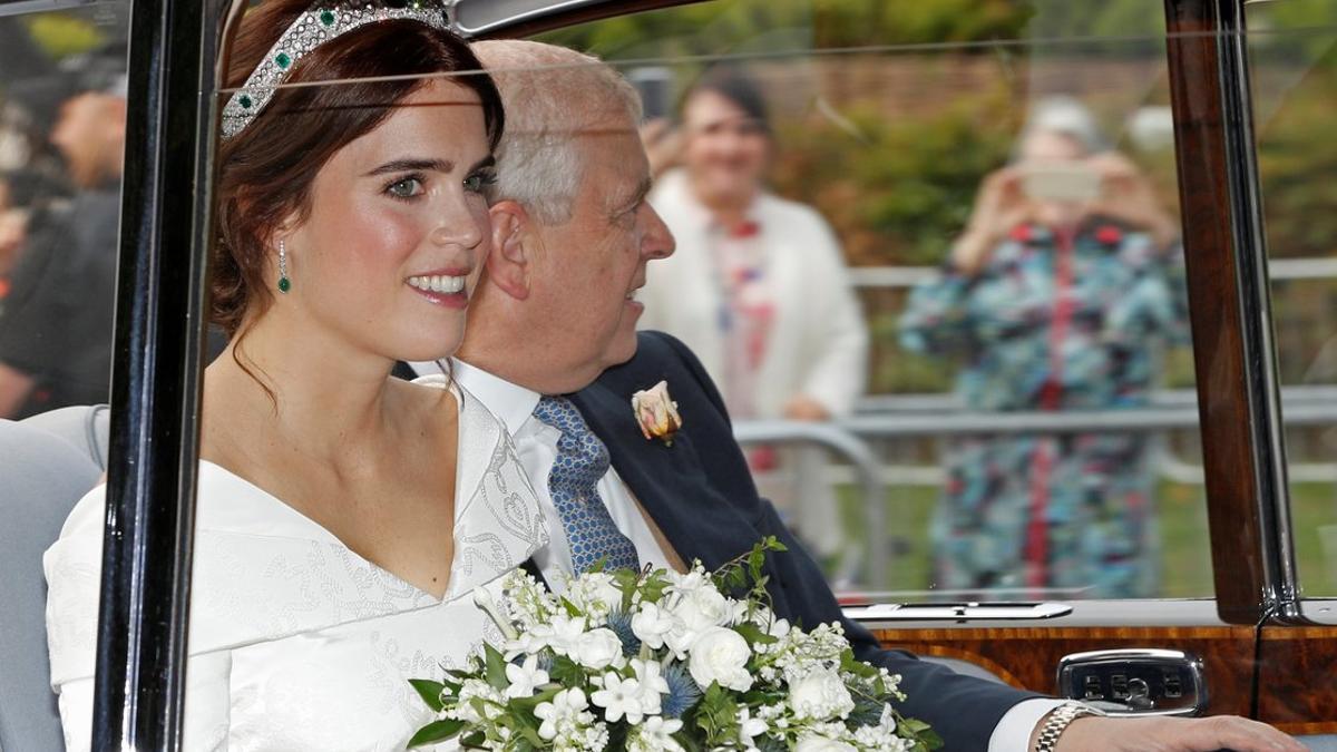 La princesa Eugenia de York, junto a su padre, el príncipe Andrés, a su llegada en coche al castillo de Windsor.