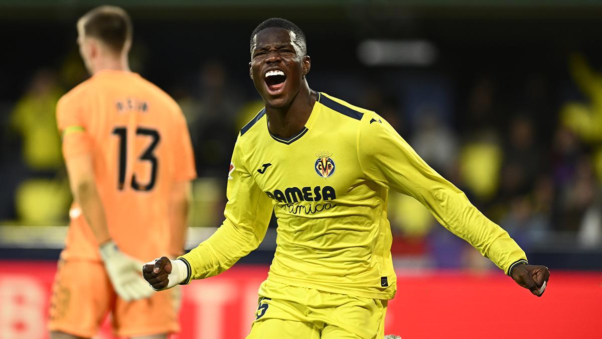 Thierno Barry celebra su gol durante el partido de LaLiga entre el Villarreal y el Valladolid.