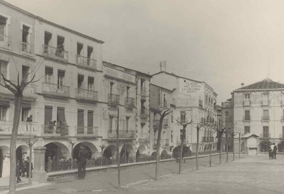 Imagen de la plaza Mayor de Cáceres entre 1926 y 1930.