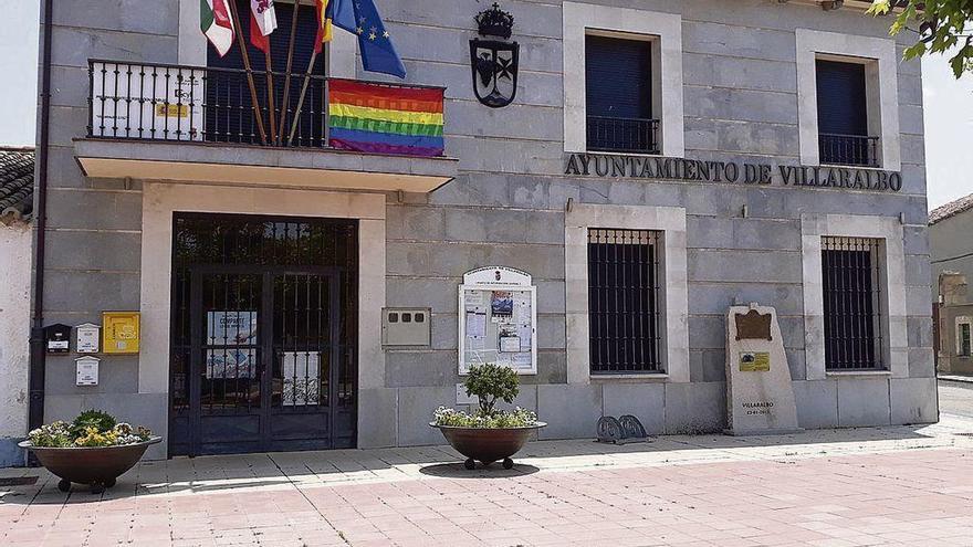 La bandera multicolor del colectivo LGTBI que ha sido colocada en la fachada del Ayuntamiento.