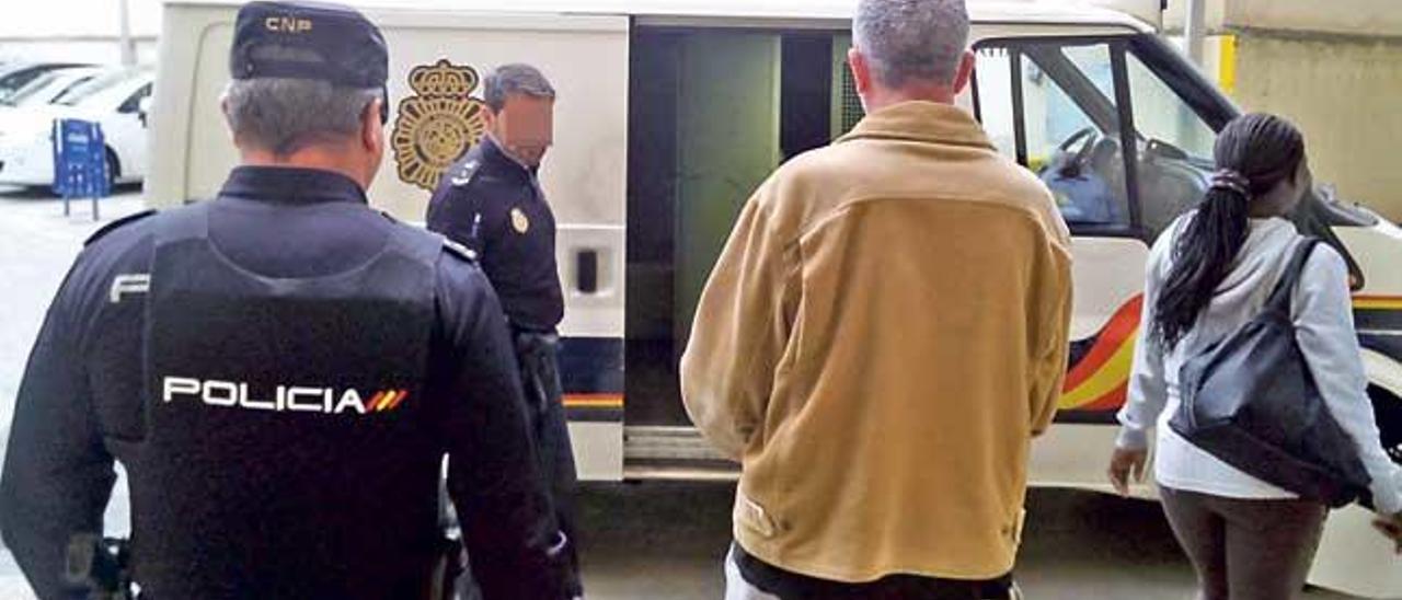 s policías trasladan a Juan Antonio S.G., líder de la mafia laboral, ayer en los juzgados de Pa