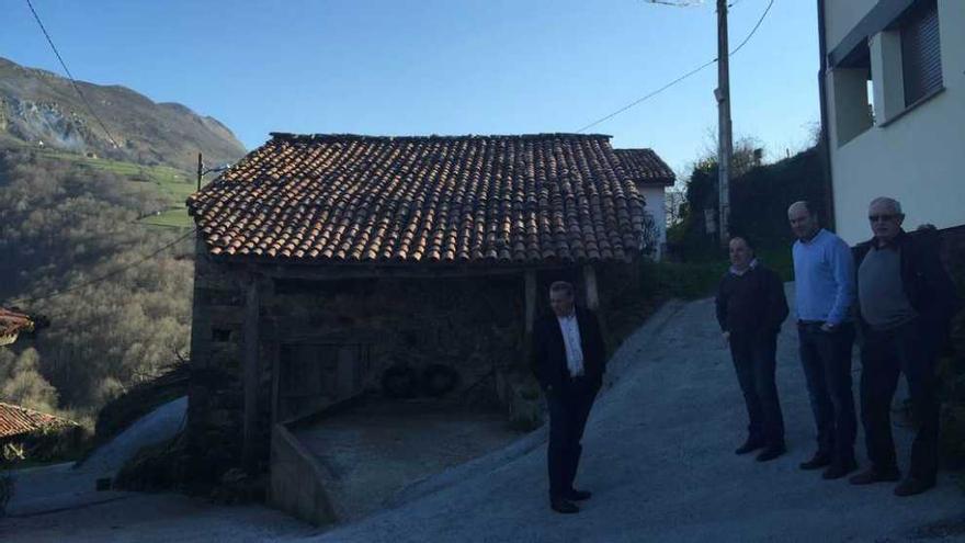 Emilio Longo, Marcos Gutiérrez y Álvaro Palacios, con el vecino José Antonio González, ayer en La Roza.