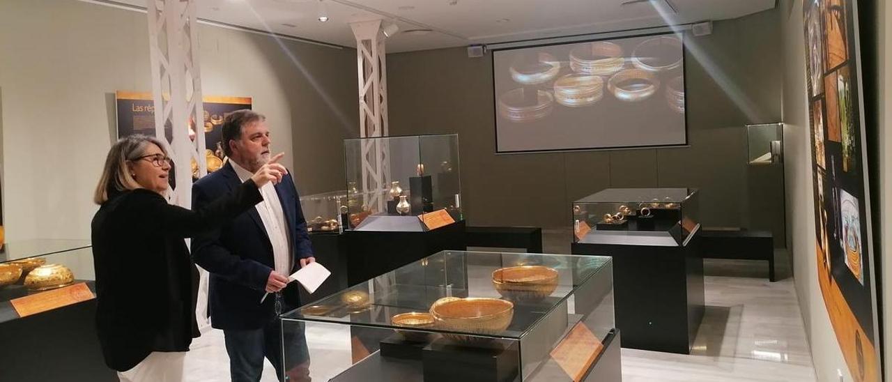 El alcalde y la directora del Museo Arqueológico en la exposición del Tesoro de Villena.