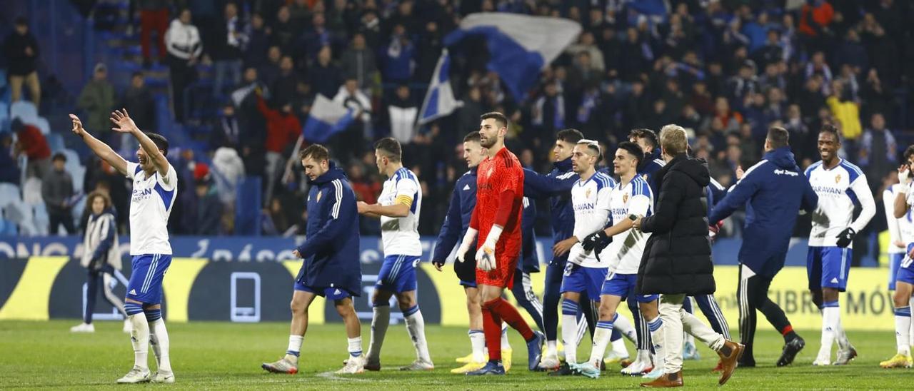 Los jugadores zaragocistas saludan a la grada tras la victoria ante el Ibiza.