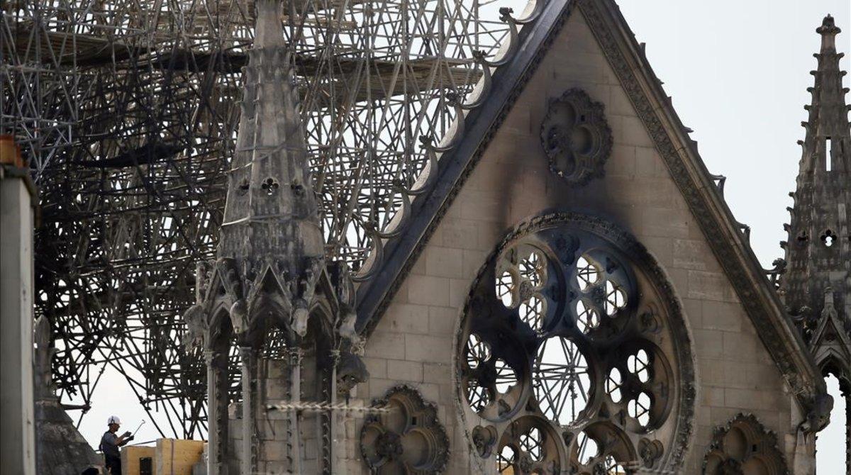 Fachada lateral de Notre Dame, tras el incendio.