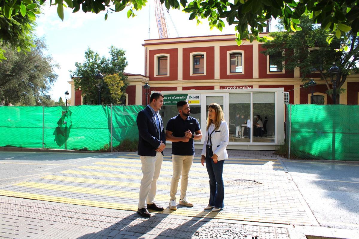 Rosa Medina junto a los representantes de Puerto Lumbreras y Totana.