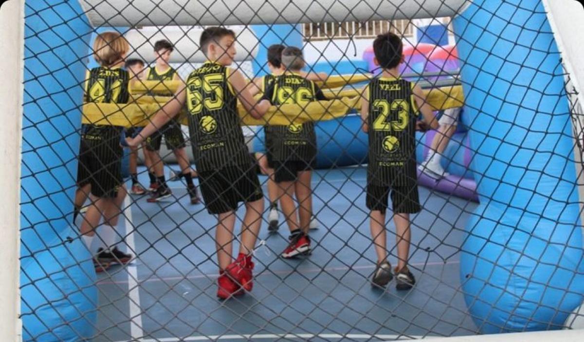 El futbolín humano hizo las delicias de los jóvenes deportistas.