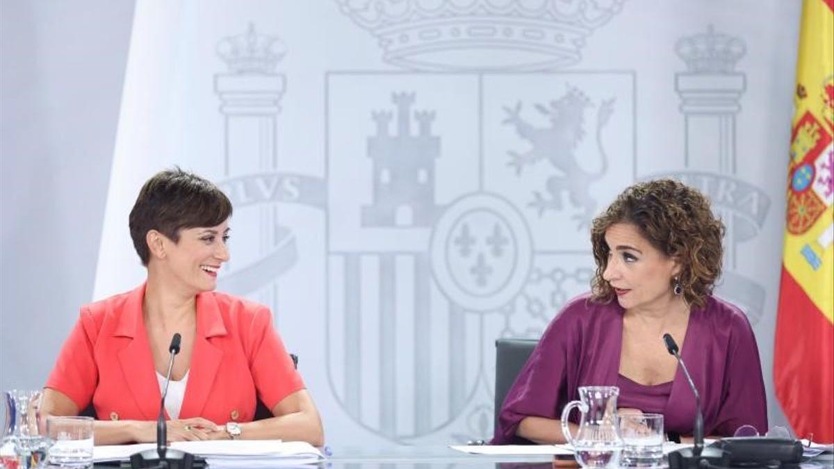 Isabel Rodríguez y María Jesús Montero.