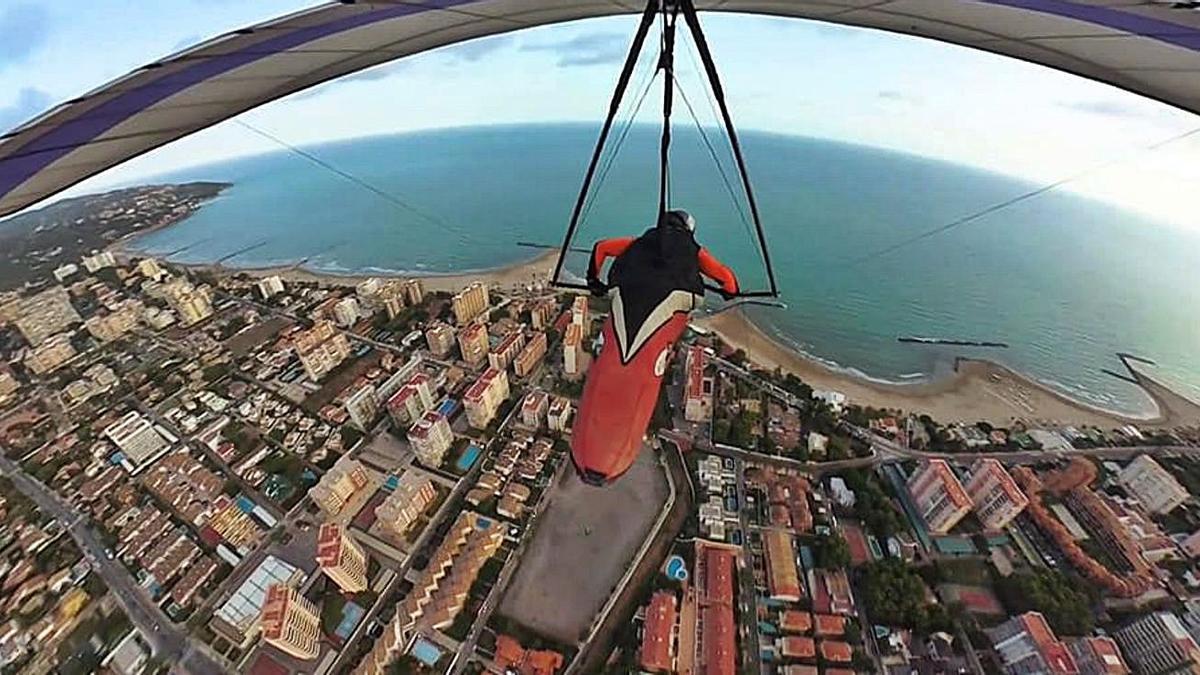 Marco Doppioni grabó espectaculares vistas aéreas de Benicàssim mientras sobrevolaba la ciudad en ala delta. | MEDI TV