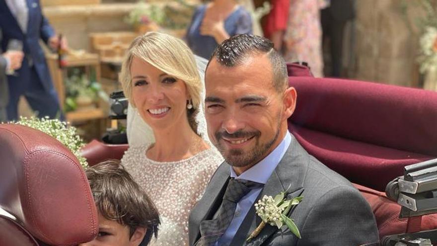 Miguel de las Cuevas, con su mujer, el día de su boda.