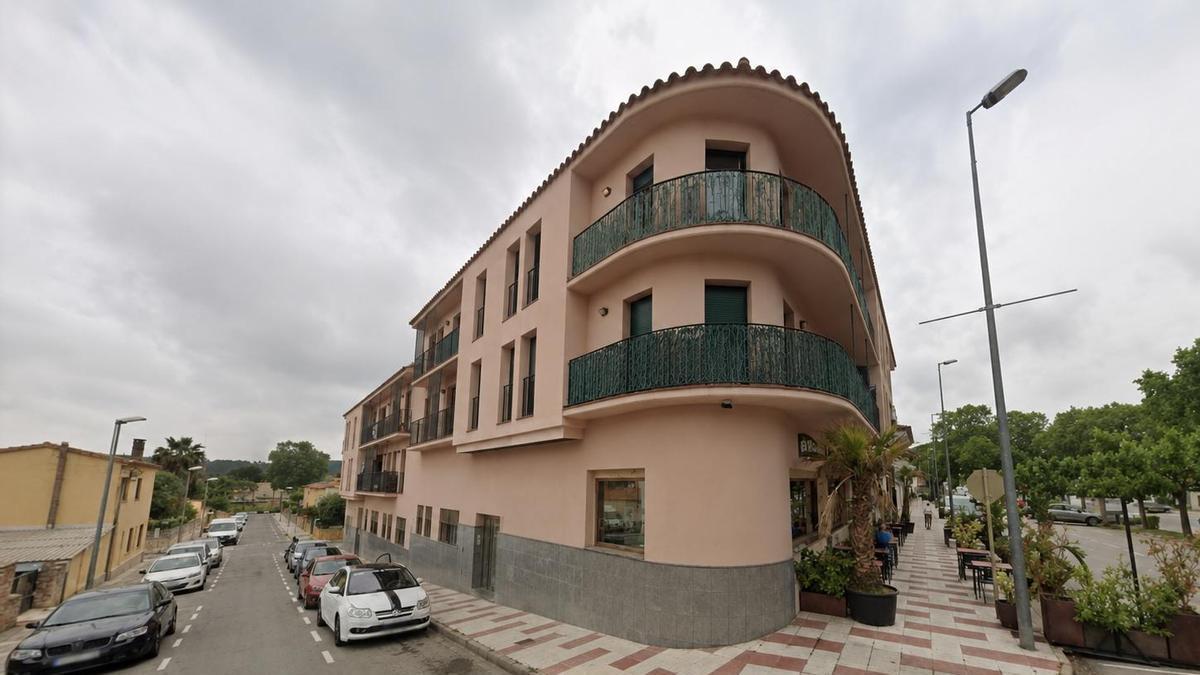 L'edifici on es va produir el robatori violent de Castell d'Aro.