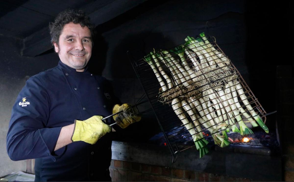Jordi Jacas a punt de coure calçots a la brasa, en una imatge d'arxiu.