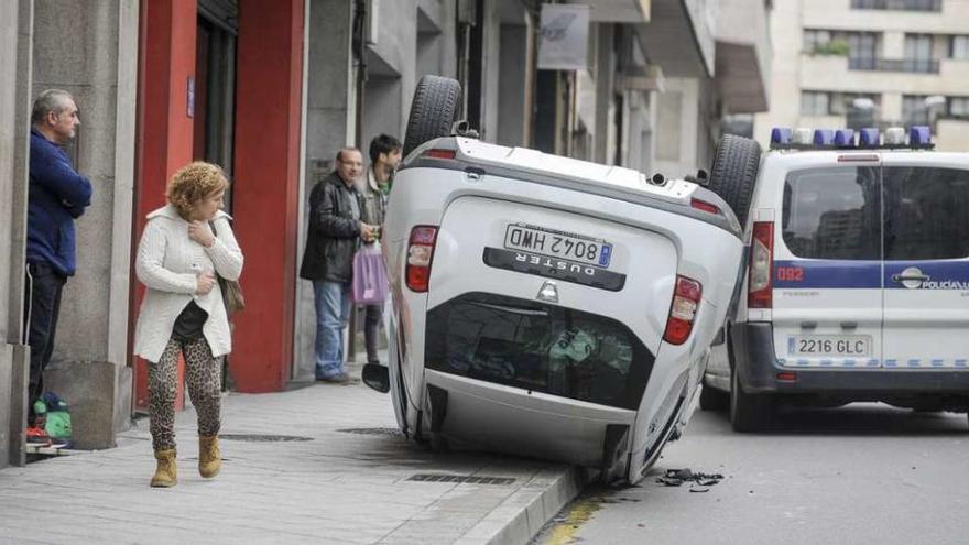 Una viandante mira sorprendida el coche, con el conductor a la izquierda. // Brais Lorenzo