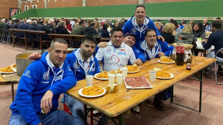 Burganes celebra con los Xiguiri Team su tercer puesto en los Autos Locos de Red Bull, con una fiesta especial