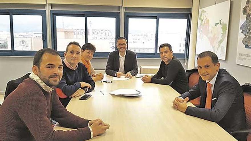 Baltasar Lourido, José María González, Susanna Moll, José Hila, Biel Gili y Mario Avellaneda posan antes de la reunión de ayer.