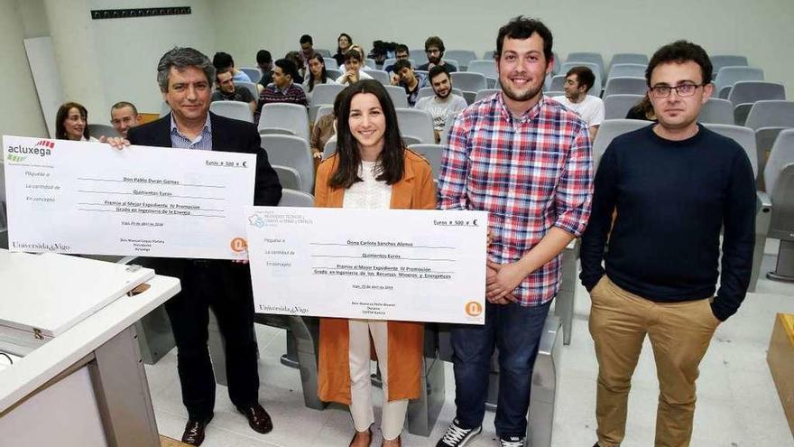 Los galardonados junto al padre del cuarto premiado, en la Escuela de Ingeniería de Minas. // Marta G. Brea