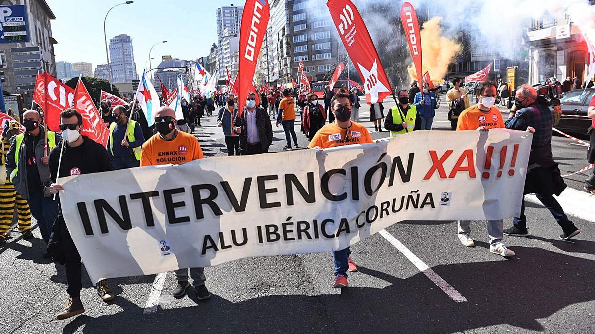 Trabajadores de Alu Ibérica con una pancarta en la que piden la intervención, en una protesta. |   // CARLOS PARDELLAS