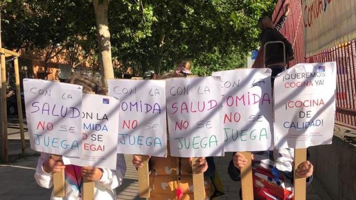 Un grupo de niños, a la entrada del centro.