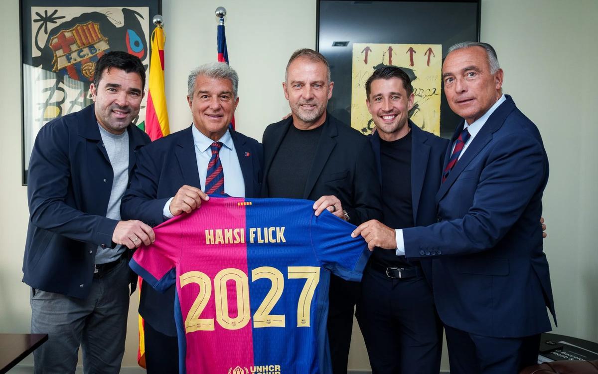 Deco, Laporta, Flick, Bojan y Yuste, tras la firma de renovación del alemán hasta 2027. Deco, Laporta, Flick, Bojan y Yuste, tras la firma de renovación del alemán hasta 2027.
