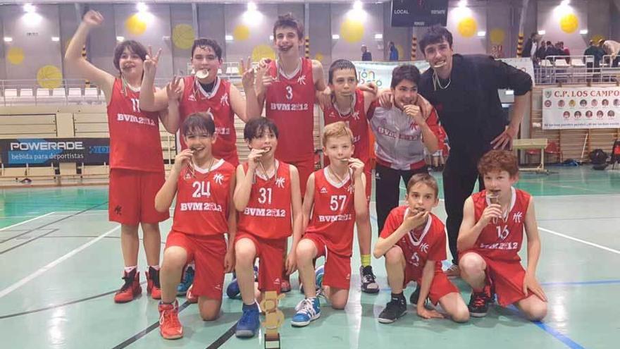 Los jugadores del alevín masculino del Villa de Mieres junto a su técnico, Pedro de la Calle.