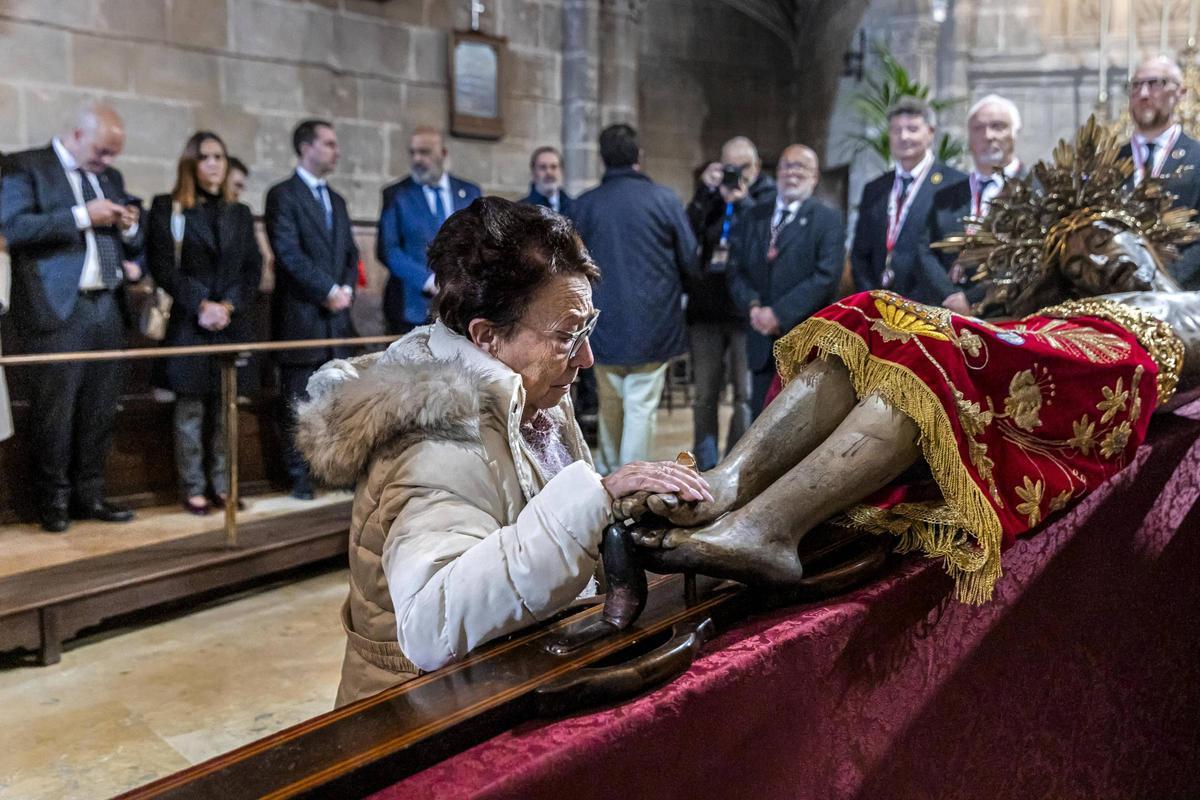 Devotos veneran el Crist de la Sang