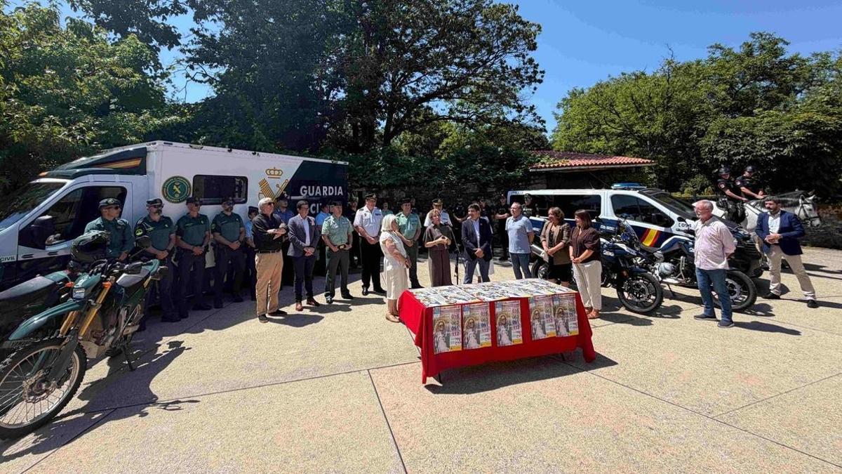 Autoridades y agentes desplegados este jueves en Melide con motivo de la presentación de la campaña No caminas sola