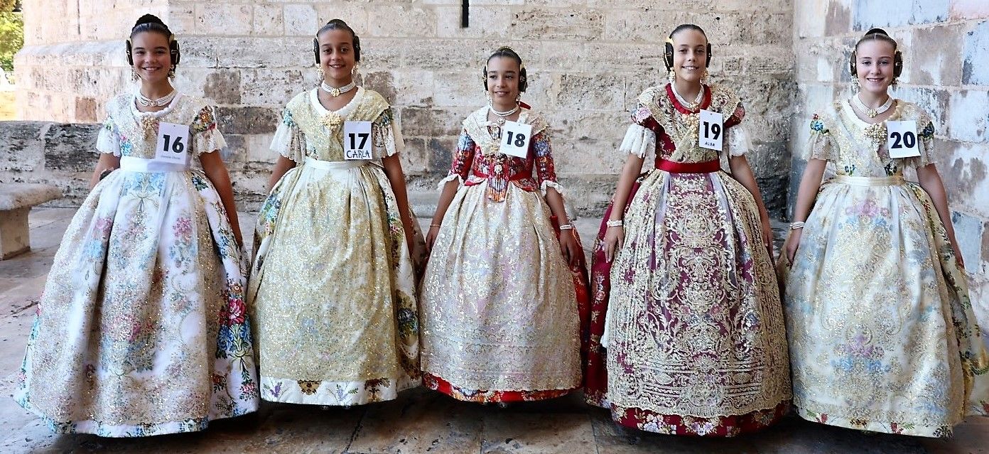 La "passejà" de las candidatas a Fallera Mayor Infantil de València