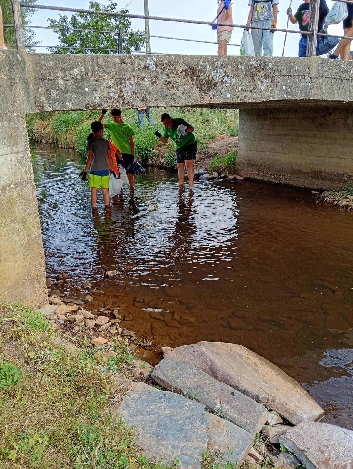 Vecinos de Riofrío se remangan para limpiar las aguas de su río