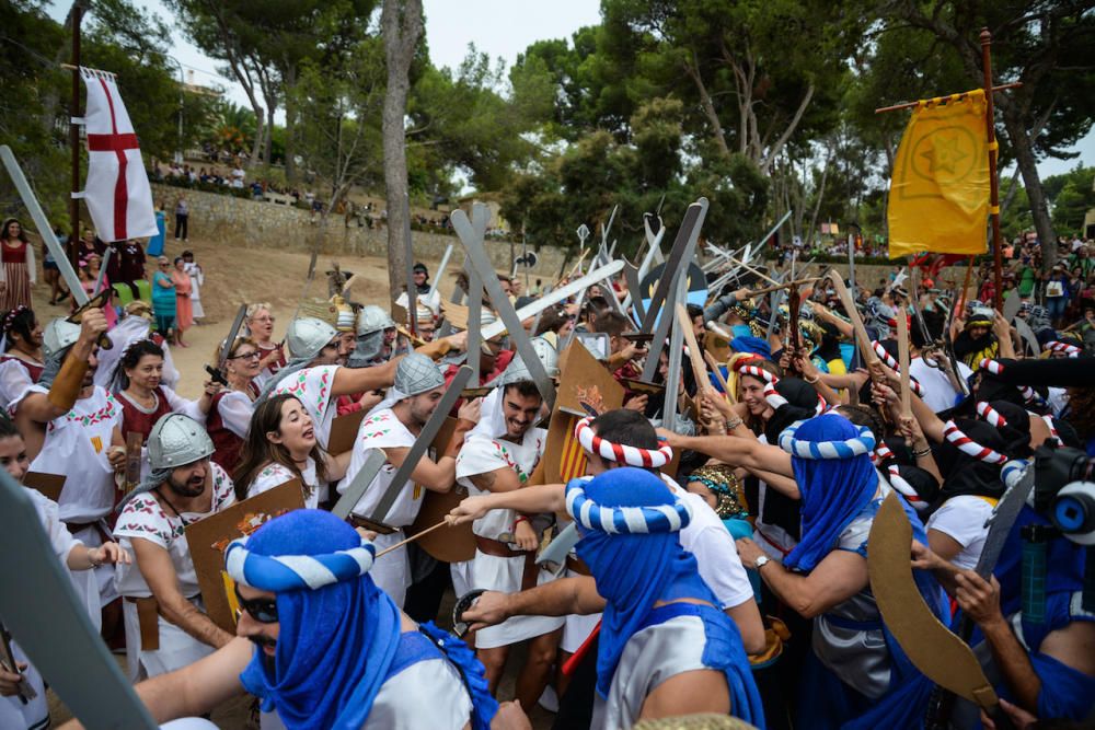 Höhepunkt der Fiestas „Rei en Jaume": Am Samstag (9.9.) trafen wieder selbsternannte Christen und Mauren aufeinander und lieferten sich scheinbar blutige Scharmützel. Nachgestellt wurde bei diesem friedlich gesinnten Spektakel die historische Schlacht zwischen Mauren und Christen, in der König Jaume I. im Jahr 1229 die Insel für die Christen eroberte.