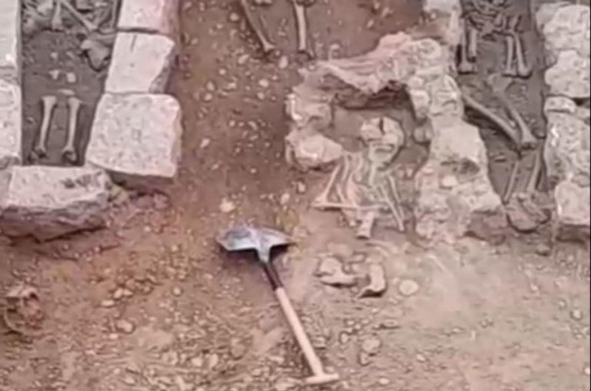 Afloran restos óseos y enterramientos en las obras del Mercado de Abastos
