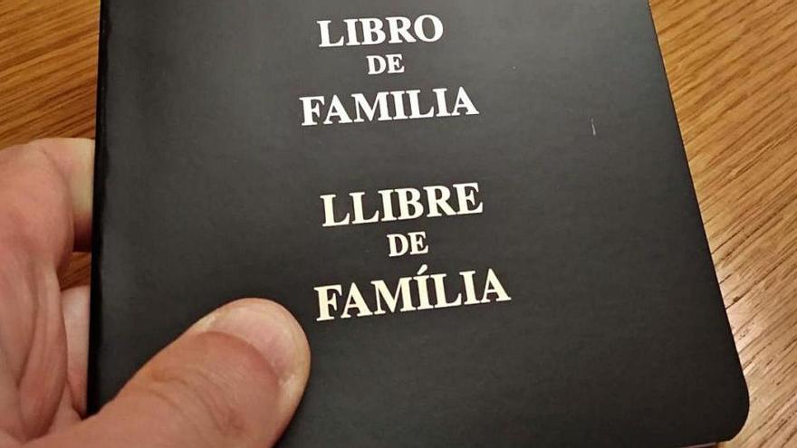 Fotografia d&#039;un dels últims llibres de família expedits a Girona.