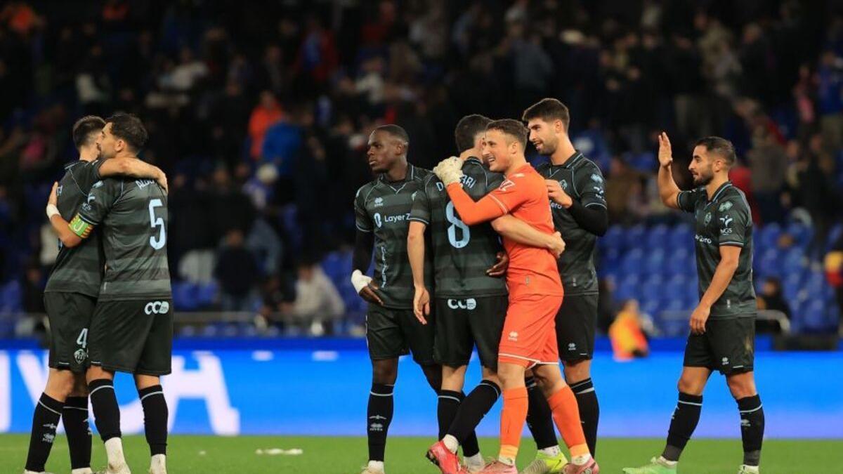 Los jugadores del CD Castellón, muy contentos con el triunfo de mucho mérito en A Coruña