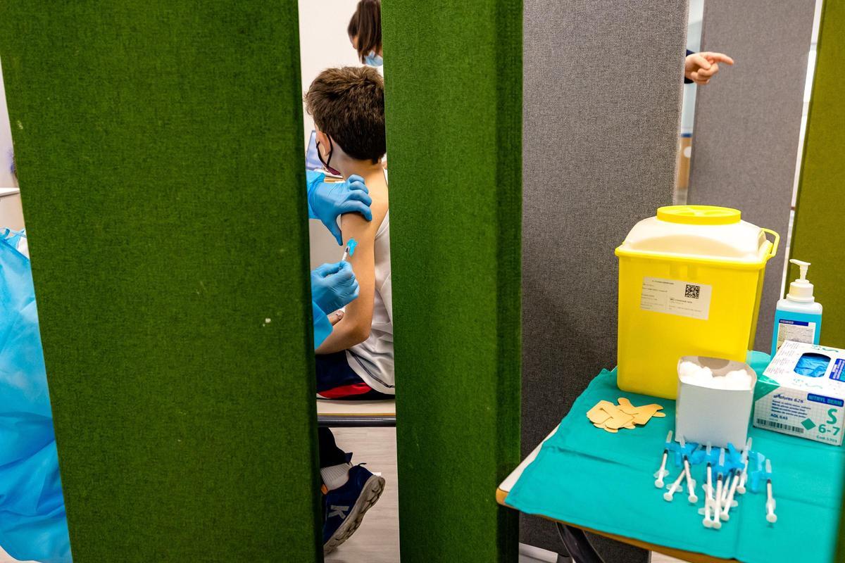 Vacunación infantil en un colegio de Benidorm