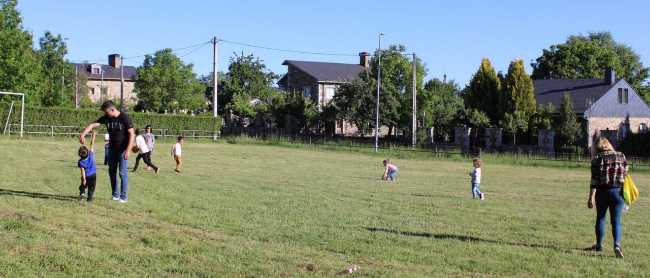 Los niños juegan al fútbol en el campo de Robleda durante la tarde de convivencia. | Araceli Saavedra