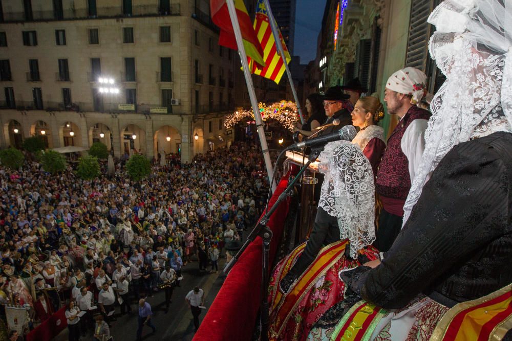 La apertura de las Hogueras del 90 aniversario resultó espectacular, con una gran participación de las comisiones, de veteranos festeros y de las Belleas del Foc.