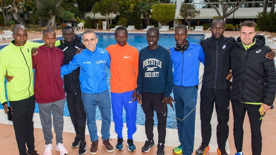 Dani Becerra, cuarto empezando por la izquierda, con algunos de los internacionales que han corrido en la 10K de Eivissa. | D.I.