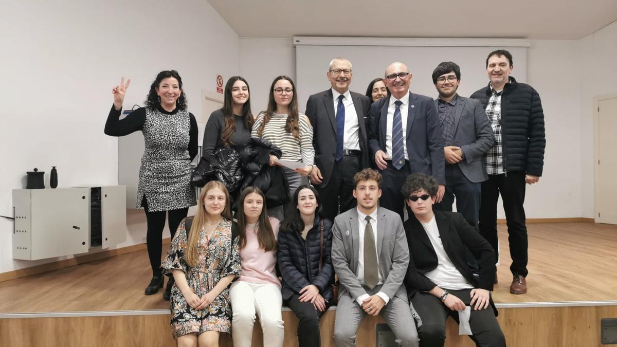 Estudiantes helenistas de Ontinyent con el Cónsul de Grecia en València.