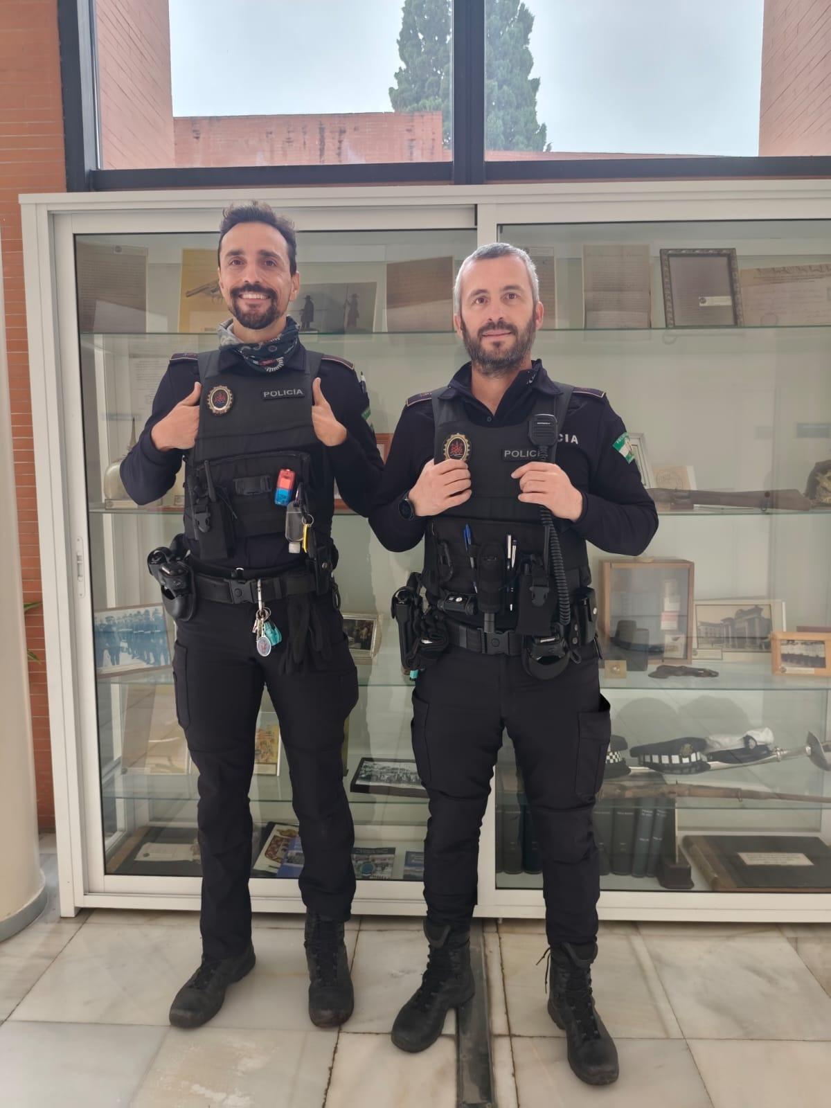 Los agentes que auxiliaron al participante durante la Media Maratón de Córdoba.