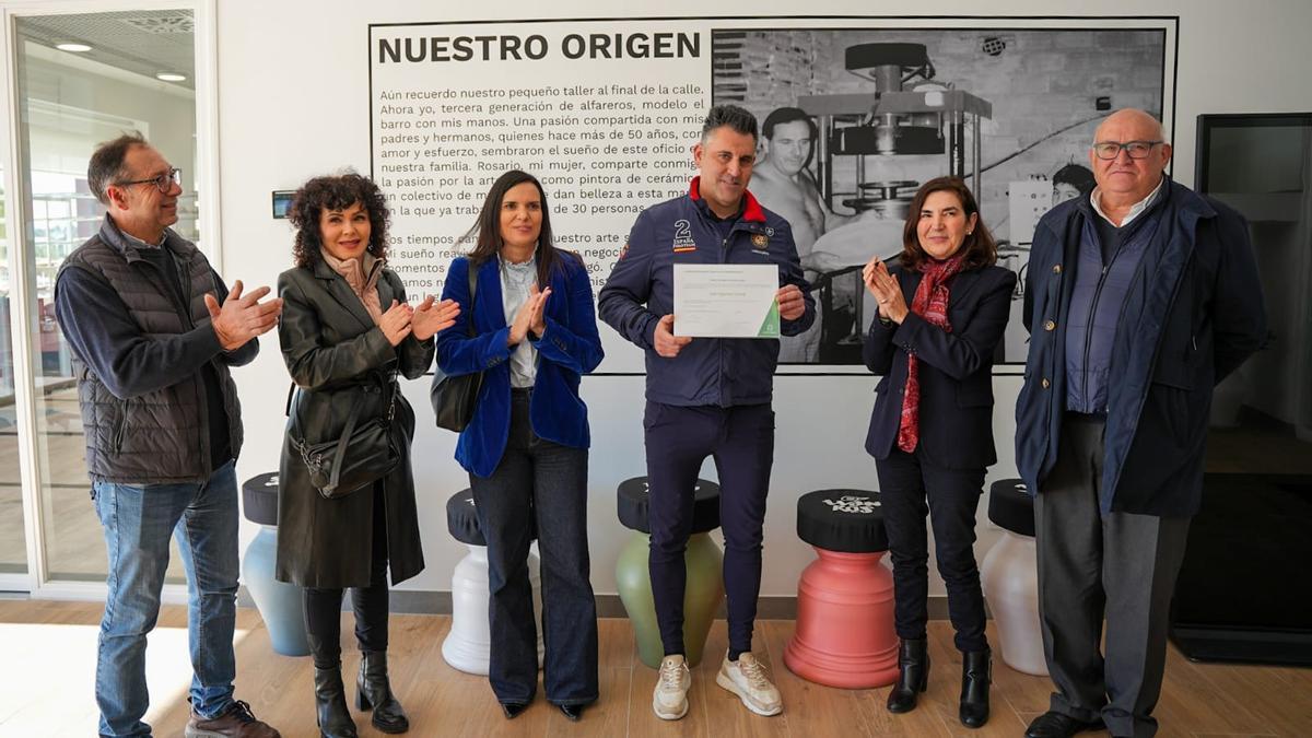 Ivan Figueroa muestra la carta que lo acredita como maestro artesano tras recibirla de manos de la consejera Rocío Blanco.