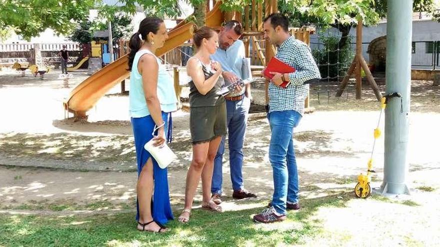 Las ediles Loli Castiñeira y Teresa Pérez supervisan los trabajos. // DBM