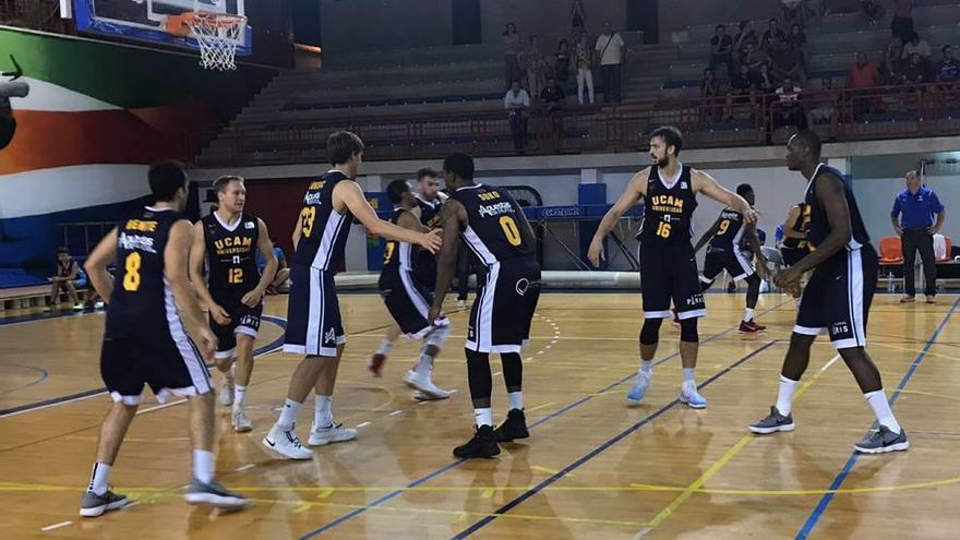 Los jugadores del UCAM acabaron echando una pachanga entre ellos.