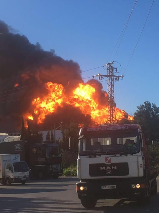 Espeluznante incendio en una industria química de Paterna