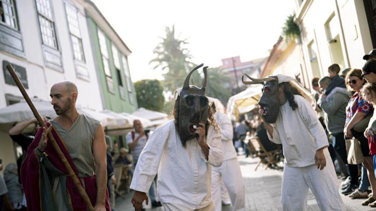 Desfile 'Diablos y Tarasca' celebrado en el casco histórico de La Laguna.